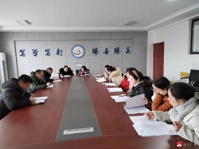 蔡河镇中心小学召开六年级质量分析会