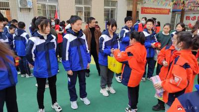 永阳学校开展“学雷锋、献爱心、送温暖”活动