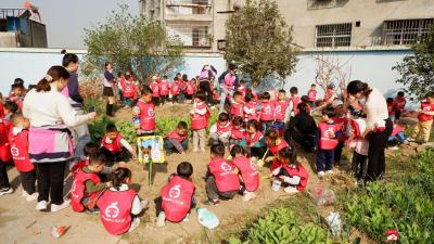 “播种希望 收获美好”—关庙镇中心幼儿园植树节活动