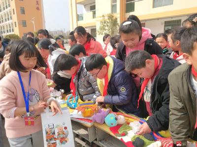 市第二实验小学：爱心义卖 情暖校园