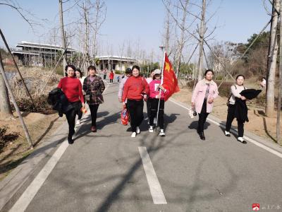 太平镇高店中心小学举行庆“三八”游园踏青活动