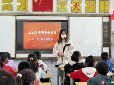 广办二小：缅怀先辈，文明祭扫