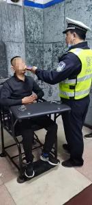 酒驾+准驾不符+未按规定安装号牌，广水男子一次被扣30分