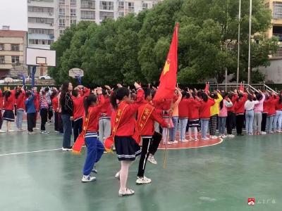 十里中心小学举行“红领巾奖章”颁章仪式