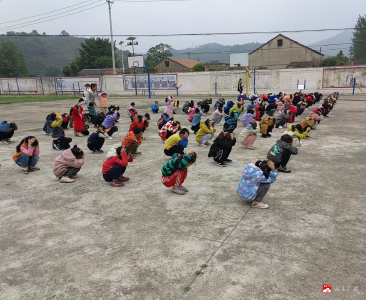 武胜关镇孝子中心小学开展地震应急疏散演练活动