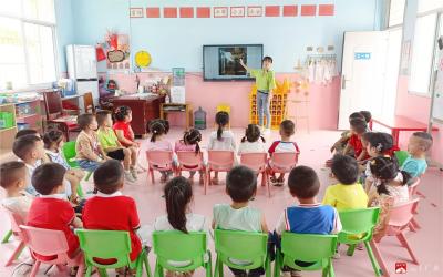 关庙镇中心幼儿园开展纪念毛泽东同志逝世46周年活动 