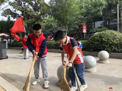 广办三小组织少先队员开展“清扫街道 助力文明城市建设”的活动