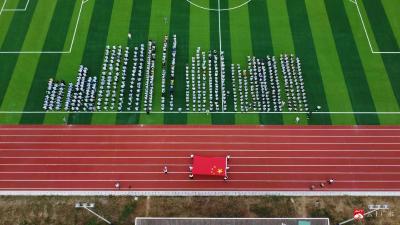 来自北京天安门的五星红旗在广水市师范附校传递