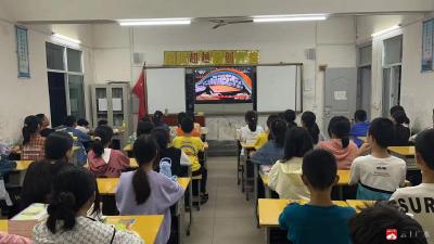 关庙镇中心中学组织学生集体观看《开学第一课》