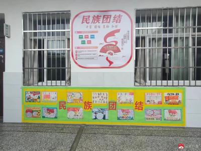 应办二小举行“庆国庆”“民族团结一家亲”墙报评比活动