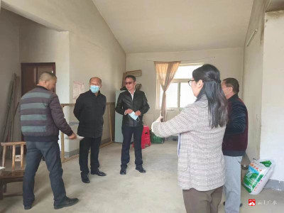 市实验高中走访慰问驻点村困难群众