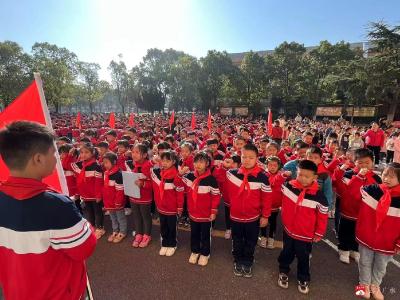 李店镇中心小学举行少先队入队和班旗授旗仪式