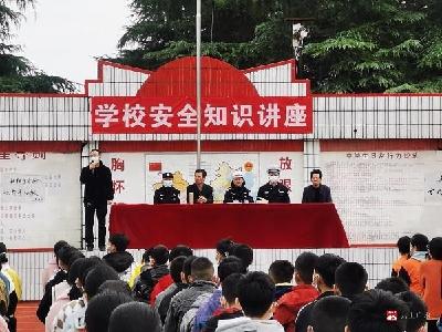 马坪镇中心中学举行交通安全知识专题讲座