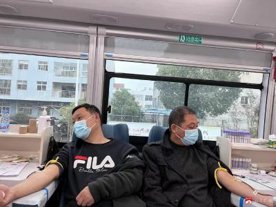 蔡河镇中心中学组织教师参加无偿献血活动