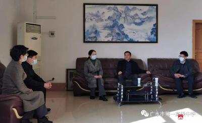 随州市人大常委会副主任刘泽富到广水市一中看望慰问特级教师张莹