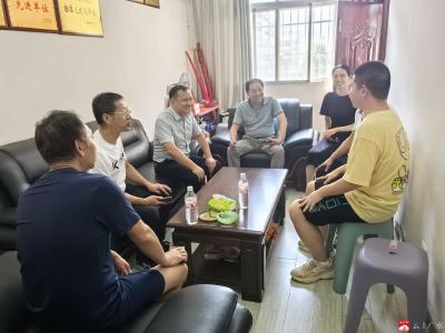 长岭镇党委政府到平林中心小学开展教师节慰问活动