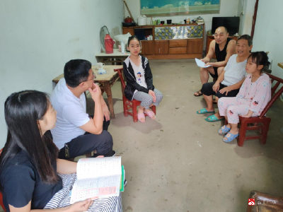 骆店镇草店中心小学暑假开学前家访：搭建家校共育桥梁