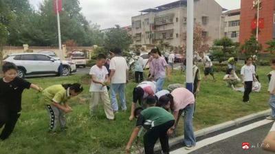 十里中小学校开展校园大扫除活动