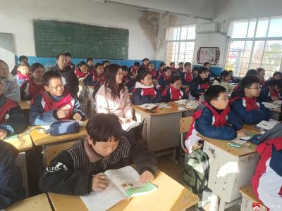 聚焦课堂教学主阵地  ——骆店中学校领导深入教学一线听课巡课