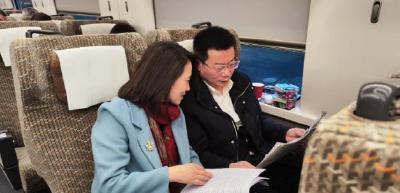 2025全国两会，湖北代表团出发赴京  