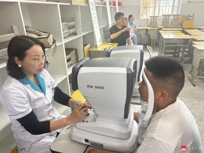 守护“明眸”视界 共筑光明未来——市师范附属学校开展近视防控宣传教育月活动  