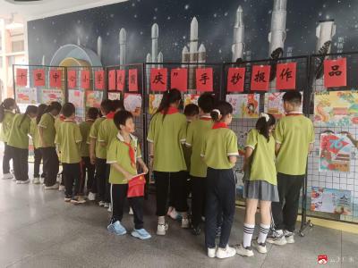 笑语欢歌迎华诞，童心巧手扮校园——十里中心小学“迎国庆”校园环境布置活动  