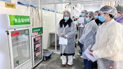 舌尖安全共守护  膳食营养助成长——十里中心小学食堂家长开放日活动顺利开展  