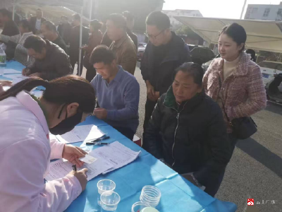 “热血传温情，师者显担当”——蔡河镇黄土中心小学组织教师参与无偿献血活动