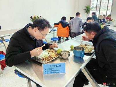 心系“舌尖安全”，共护成长“食”光——太平镇中心小学邀请“两代表一委员”开展校园陪餐活动
