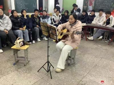 辞旧迎新展风采 温情寄语励前行——十里街道办事处中心中学各班举办元旦文艺晚会