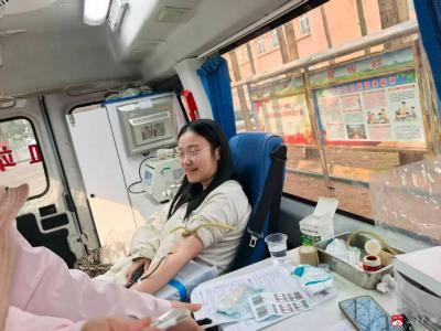 热血润泽生命，师心闪耀大爱 ——市师范附属教师积极参与无偿献血活动