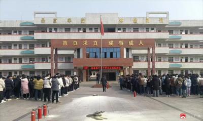 市第二实验初级中学举行冬季消防安全疏散演练