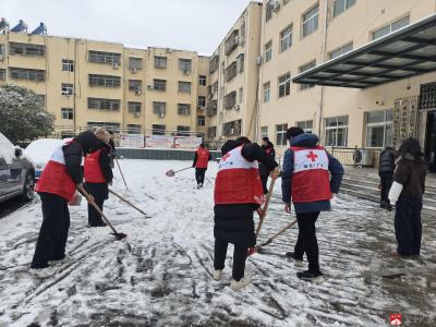  余店镇红十字会浴“雪”坚守显担当  铲雪除冰保畅通