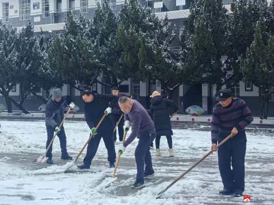 风雪砺初心 坚守护平安——长岭镇中心小学紧急清雪除冰筑牢安全防线