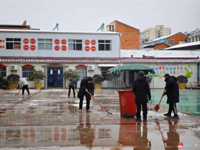 以雪为令勇担当，扫雪除冰保通畅----应办二小扫雪除冰行动