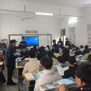 余店镇中心中学联合镇派出所开展反电诈宣传活动