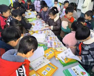 长岭镇中心学校小学部成功举办优秀寒假作业展