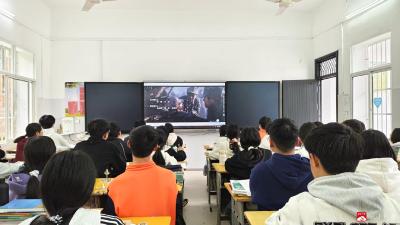 厚植爱国情怀汲取奋进力量——余店镇中心中学举办爱国主义观影活动