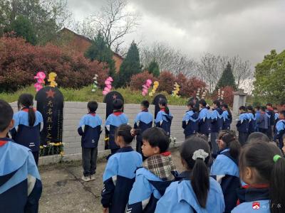 徒步8公里，缅怀先烈情——广水市城郊街道办事处北斗中心小学清明远足祭扫烈士陵园