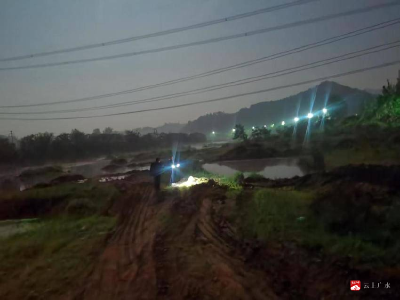 五一在岗守河道 深夜巡查护安澜