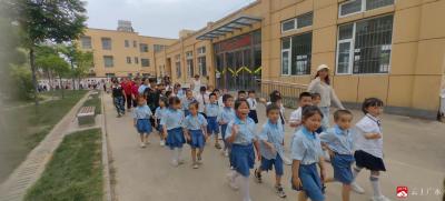 走进小学，快乐衔接——杨寨镇中心幼儿园开展幼小衔接参观活动