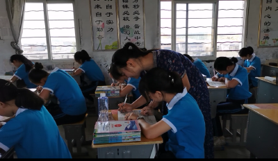 用“三心”撑起学生的一片晴空—记殷店镇中心学校副校长周艳