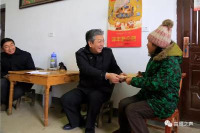 吴超明到高城镇高黄村慰问贫困户并重点查看产业基地发展情况