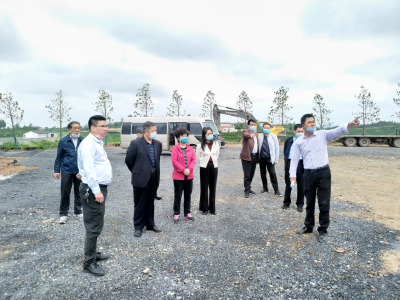 余先珍到洪山镇调研服务业重点项目建设和发展情况