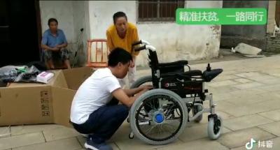 万和镇万和居委会为贫困户众筹电动轮椅，完成贫困户心愿！
