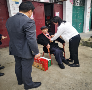 淮河镇看望慰问抗美援朝老战士