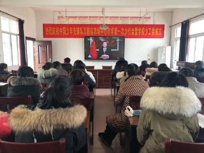 万福店农场中心小学组织全体师生观看升旗仪式