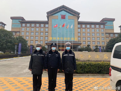 县公安局交警大队圆满完成县“两会”交通安全保卫任务
