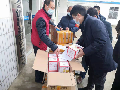 新街镇发放疫情防控物资