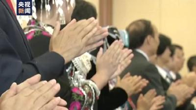 《向总书记报告海嘎村的明天》